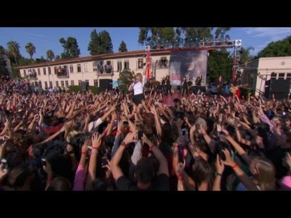 Taylor Performs 'We Are Never Ever Getting Back Together'